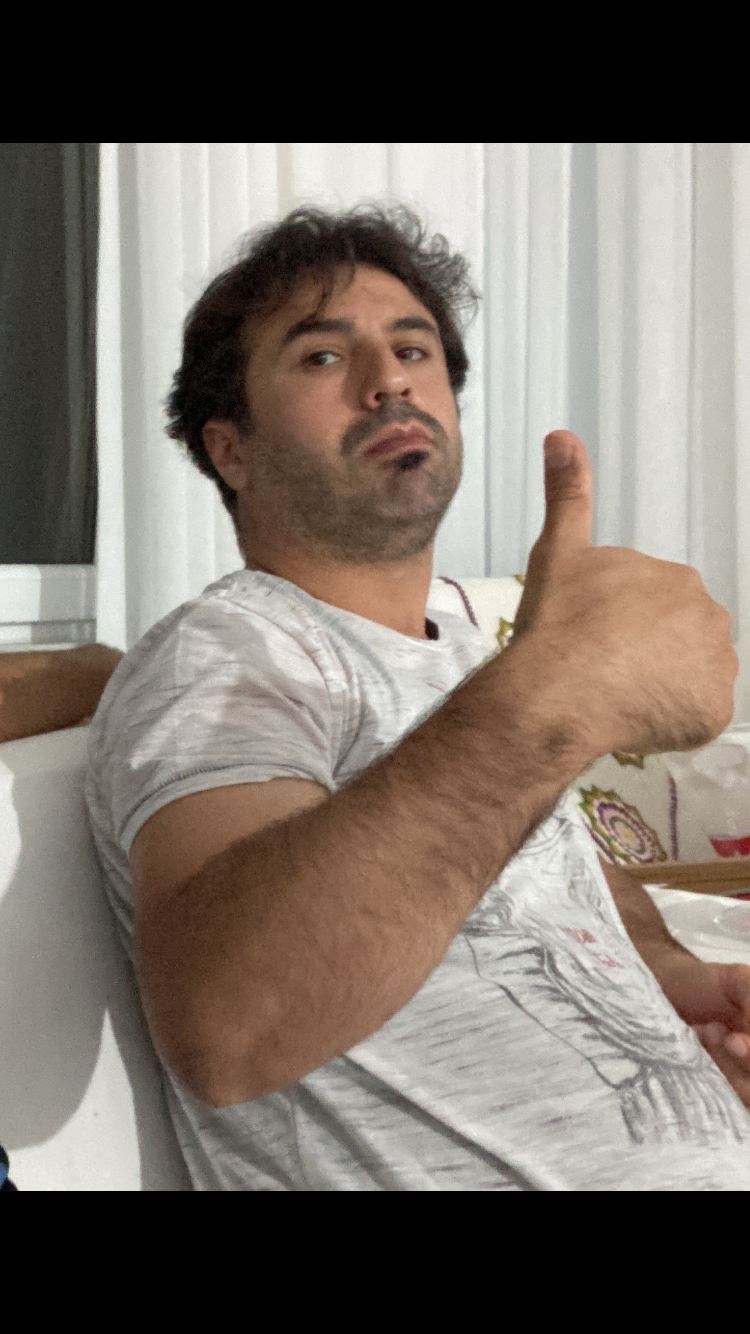 Kunde mit Insektenschutzlösung am Fenster